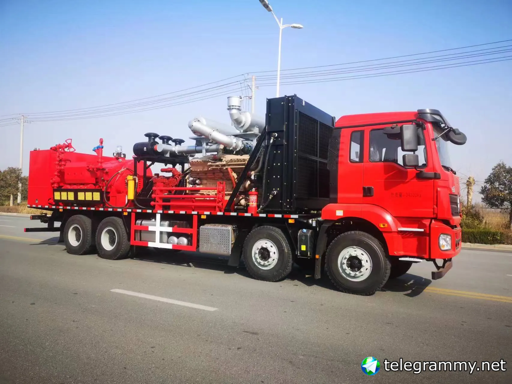 Oilfield truck equipment with service-oriented layout